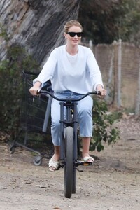 Rosie-Huntington-Whiteley-at-a-park-in-Malibu-05.thumb.jpg.8e2740000154b27512748c0d6d2629d8.jpg