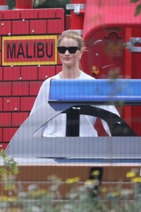 Rosie-Huntington-Whiteley-at-a-park-in-Malibu-06.thumb.jpg.36a4e0abfdd98d5086970135c5bc451b.jpg