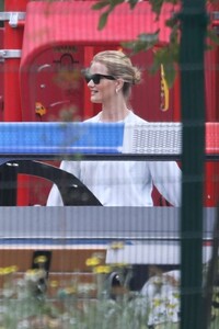 Rosie-Huntington-Whiteley-at-a-park-in-Malibu-14.thumb.jpg.dc2b132813072dab082127ffe938e062.jpg