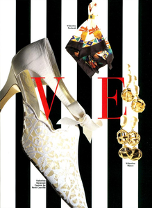 Valentino_Spring_Summer_1994_04.thumb.png.8f1e5d2b84238420a17b58e9751a856a.png