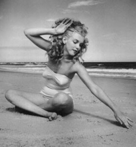 a13828a9e5e7f4ba9a06c69405cc78e5--at-the-beach-marylin-monroe.jpg