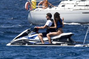 camila-morrone-in-bikini-and-leonardo-dicaprio-on-vacation-in-corsica-08-08-2019-6.thumb.jpg.aed5ae72a6e355291bf84e5096ff6f5e.jpg