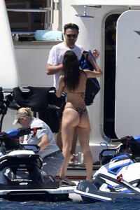 camila-morrone-rocks-leopard-print-bikini-while-enjoying-the-beach-and-jet-ski-ride-with-leonardo-dicaprio-in-corsica-france-0800819_20.thumb.jpg.b03fb63678bc4890f6c319e1e9eeb7f9.jpg