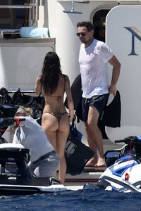 camila-morrone-rocks-leopard-print-bikini-while-enjoying-the-beach-and-jet-ski-ride-with-leonardo-dicaprio-in-corsica-france-0800819_22.thumb.jpg.f192ed4c80cd9e90fb4df6f56ba4020b.jpg
