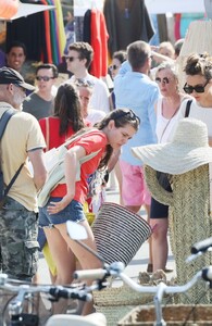 charlotte-casiraghi-shopping-on-the-market-in-cap-ferret-08-05-2019-1.thumb.jpg.8132f524d4e9449a32609985daac1bae.jpg