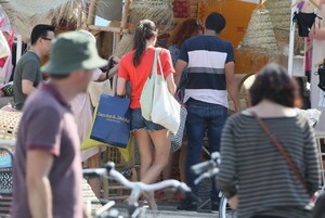 charlotte-casiraghi-shopping-on-the-market-in-cap-ferret-08-05-2019-2.thumb.jpg.e07be24e9ad456be9445ee88f0f56820.jpg