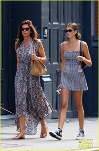 cindy-crawford-rande-gerber-kaia-gerber-out-and-about-01.jpg
