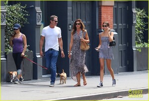 cindy-crawford-rande-gerber-kaia-gerber-out-and-about-03.jpg