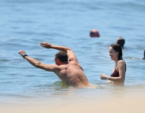 dakota-johnson-and-chris-martin-hamptons-new-york-08-04-2019-0.jpg