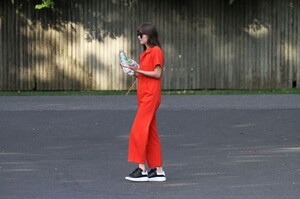 dakota-johnson-and-chris-martin-having-lunch-in-the-hampton-s-08-05-2019-0.jpg