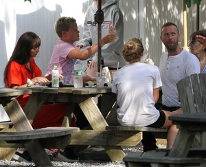 dakota-johnson-and-chris-martin-having-lunch-in-the-hampton-s-08-05-2019-6.jpg