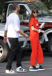 dakota-johnson-and-chris-martin-having-lunch-in-the-hampton-s-08-05-2019-8.jpg