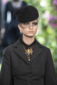 dior-hc-clp-rf19-0906.thumb.jpg.6596b4ae010b5936450a640a96f158f0.jpg
