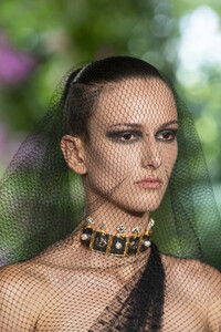 dior-hc-clp-rf19-1258.thumb.jpg.e3badbeec643f5568c11c79477767f01.jpg