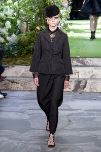 dior-hc-rf19-1755.thumb.jpg.3d1b8cfbcc0c5e79f6ab7256e3cd22a6.jpg