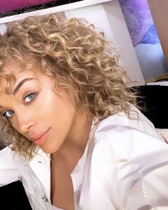 golden_barbie_66109687_2390301054627144_538143491464066004_n.jpg