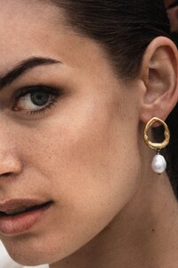 hazeandglory-jewelry-la-pearl-gold-earrings-3.jpg