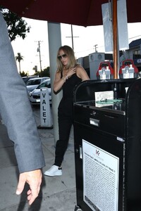 jennifer-lopez-craig-s-restaurant-in-west-hollywood-08-25-2019-9.jpg