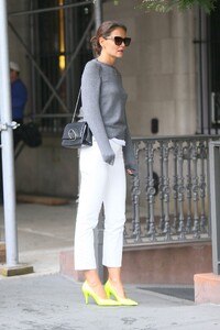 katie-holmes-casual-style-out-in-nyc-08-28-2019-1.jpg