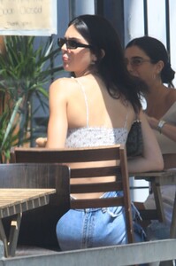 kendall-jenner-street-style-08-11-2019-12.jpg