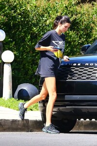 kendall-jenner-summer-street-style-08-14-2019-7.jpg