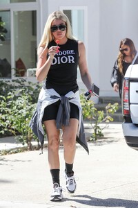 khloe-kardashian-house-hunting-in-woodland-hills-08-01-2019-12.jpg