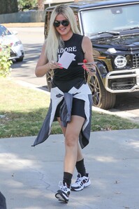 khloe-kardashian-house-hunting-in-woodland-hills-08-01-2019-7.jpg