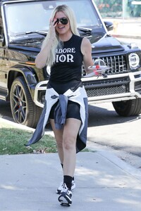 khloe-kardashian-house-hunting-in-woodland-hills-08-01-2019-9.jpg