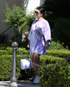 kim-kardashian-street-style-malibu-08-04-2019-11.jpg