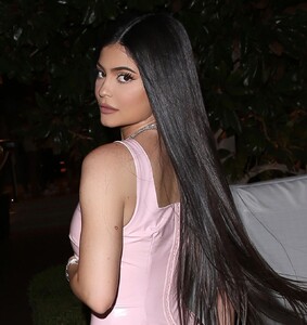 kylie-jenner-night-out-style-las-vegas-08-25-2019-7.jpg