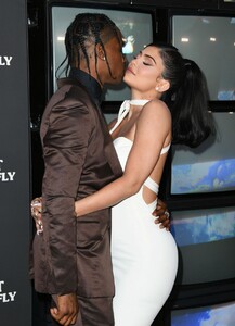 kylie-jenner-travis-scott-look-mom-i-can-fly-premiere-08-27-2019-11.jpg