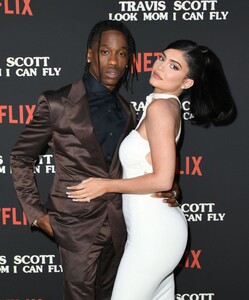 kylie-jenner-travis-scott-look-mom-i-can-fly-premiere-08-27-2019-13.jpg