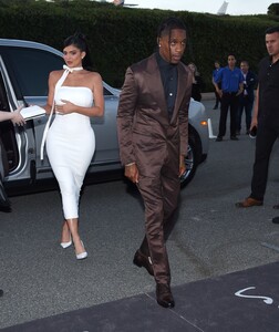 kylie-jenner-travis-scott-look-mom-i-can-fly-premiere-08-27-2019-5.jpg