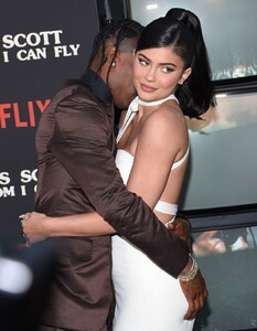 kylie-jenner-travis-scott-look-mom-i-can-fly-premiere-08-27-2019-6.jpg