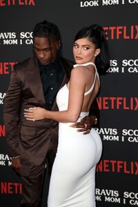 kylie-jenner-travis-scott-look-mom-i-can-fly-premiere-08-27-2019-7.jpg