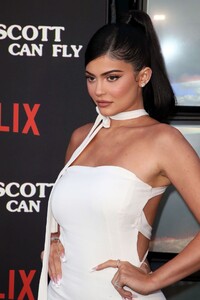 kylie-jenner-travis-scott-look-mom-i-can-fly-premiere-08-27-2019-9.jpg