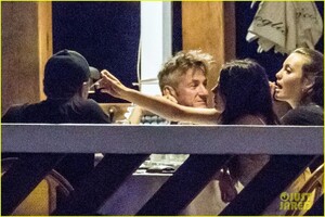 leonardo-dicaprio-camila-morrone-august-2019-04.thumb.jpg.c2150c6b205c9103094e1e4ad9c46689.jpg