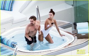 leonardo-dicaprio-camila-morrone-hot-tub-luxury-yacht-01.jpg