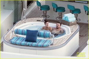 leonardo-dicaprio-camila-morrone-hot-tub-luxury-yacht-03.jpg