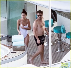 leonardo-dicaprio-camila-morrone-hot-tub-luxury-yacht-05.jpg