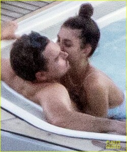 leonardo-dicaprio-camila-morrone-hot-tub-luxury-yacht-06.jpg