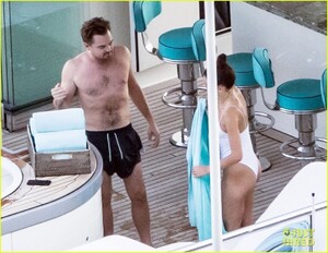 leonardo-dicaprio-camila-morrone-hot-tub-luxury-yacht-09.jpg