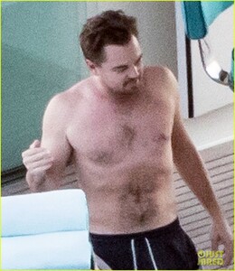 leonardo-dicaprio-camila-morrone-hot-tub-luxury-yacht-10.jpg