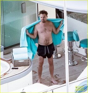 leonardo-dicaprio-camila-morrone-hot-tub-luxury-yacht-11.jpg