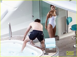 leonardo-dicaprio-camila-morrone-hot-tub-luxury-yacht-12.jpg