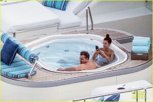 leonardo-dicaprio-camila-morrone-hot-tub-luxury-yacht-13.jpg