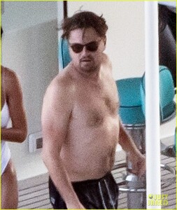leonardo-dicaprio-camila-morrone-hot-tub-luxury-yacht-15.jpg