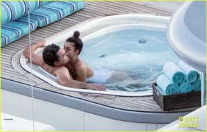 leonardo-dicaprio-camila-morrone-hot-tub-luxury-yacht-22.jpg
