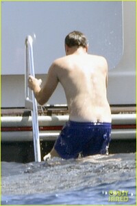 leonardo-dicaprio-yacht-day-camila-morrone-09.thumb.jpg.79be7cf74625f084bfaf8921a9cad008.jpg