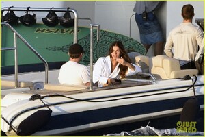 leonardo-dicaprio-yacht-day-camila-morrone-36.thumb.jpg.62376fcb5ec1cdc4790d27c817928093.jpg